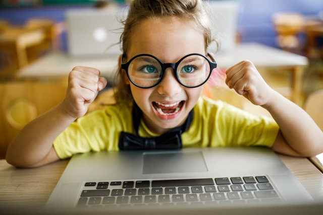 Choiss Coaching one-to-one interview training girl with glasses on a laptop